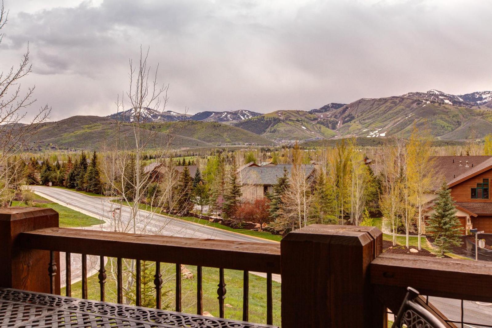 Spacious Mountain Vista Retreat Main image 1