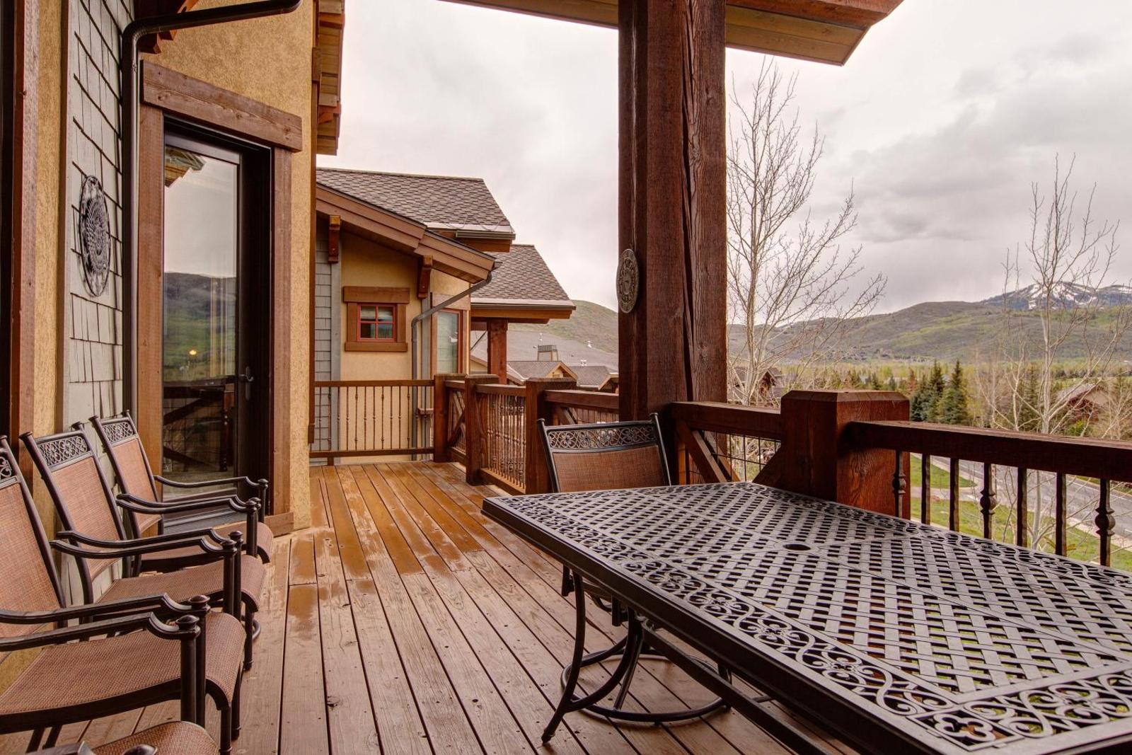 Spacious Mountain Vista Retreat Main image 2